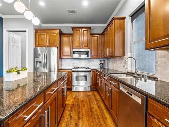 1215 N Bishop Avenue , Dallas Texas 75208