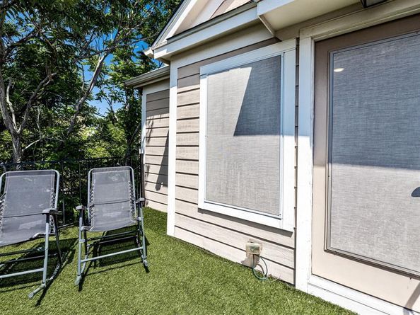 1215 N Bishop Avenue , Dallas Texas 75208