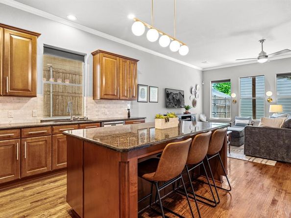 1215 N Bishop Avenue , Dallas Texas 75208