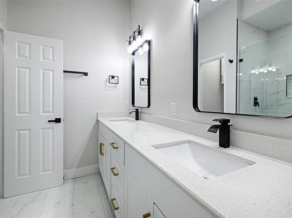 10433  High Hollows Drive  217, Dallas Texas 75230