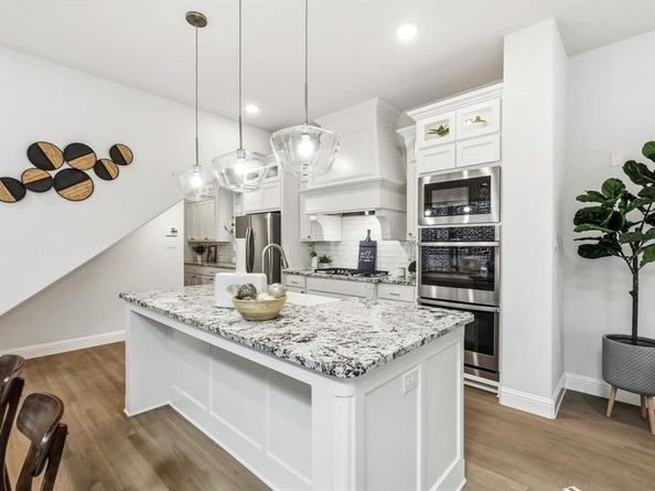 564  Courtyard Lane , Irving Texas 75039