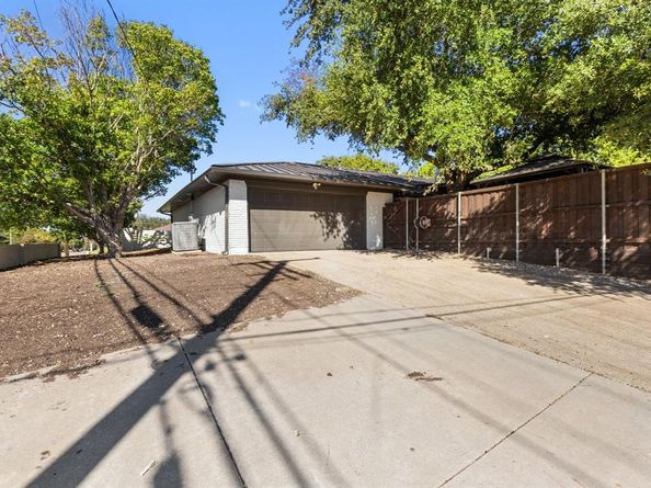4210  Creekdale Drive , Dallas Texas 75229