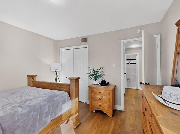 1725  Emerald Street , Grand Prairie Texas 75051