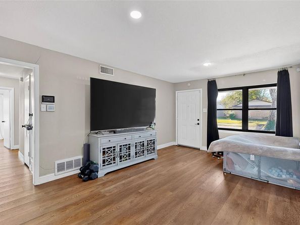 1725  Emerald Street , Grand Prairie Texas 75051