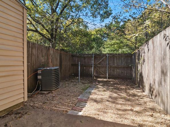 2195 W Aspen Drive , Dallas Texas 75227