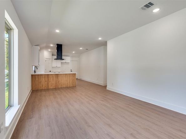 5401  Helmick Avenue , Fort Worth Texas 76107