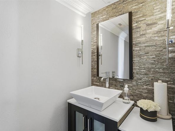 15922  Archwood Lane  1011, Dallas Texas 75248