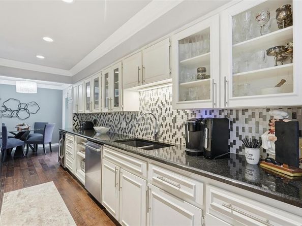 15922  Archwood Lane  1011, Dallas Texas 75248