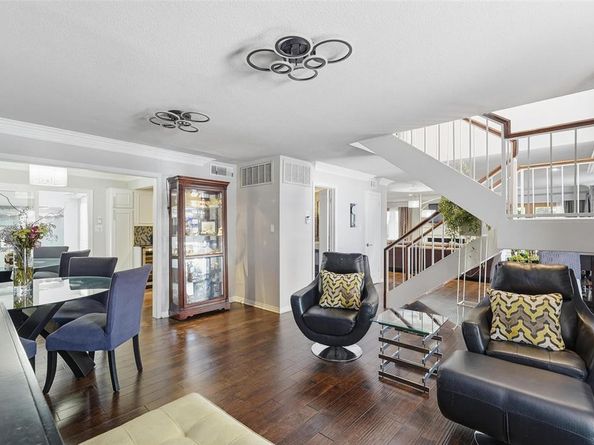 15922  Archwood Lane  1011, Dallas Texas 75248