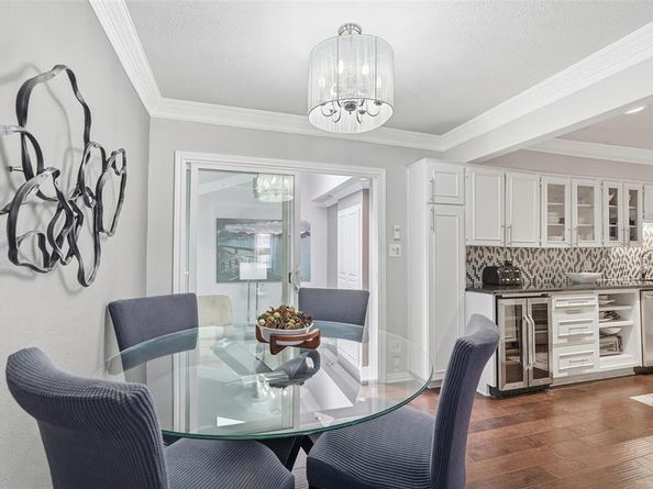 15922  Archwood Lane  1011, Dallas Texas 75248