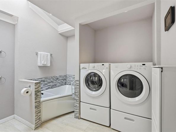 15922  Archwood Lane  1011, Dallas Texas 75248