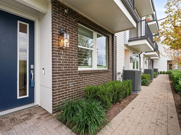 381 E Greenbriar Lane  1603, Dallas Texas 75203