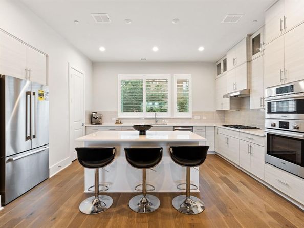 381 E Greenbriar Lane  1603, Dallas Texas 75203