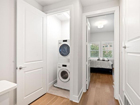 381 E Greenbriar Lane  1603, Dallas Texas 75203