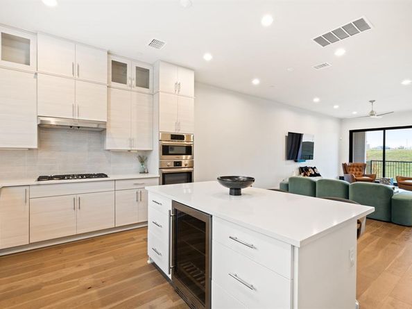 381 E Greenbriar Lane  1603, Dallas Texas 75203