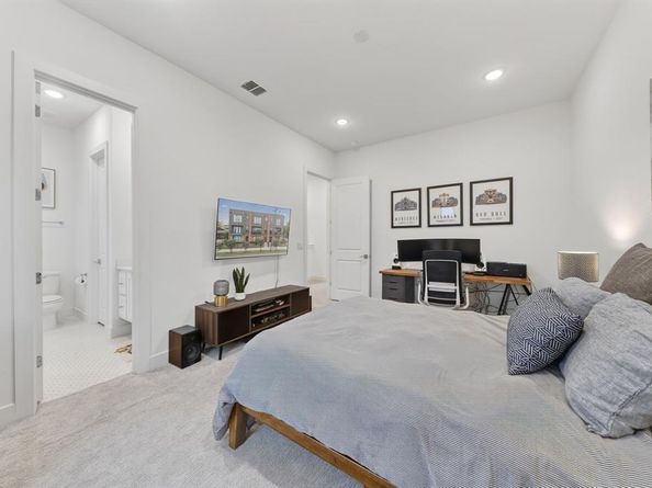 737 N Zang Boulevard  102, Dallas Texas 75208