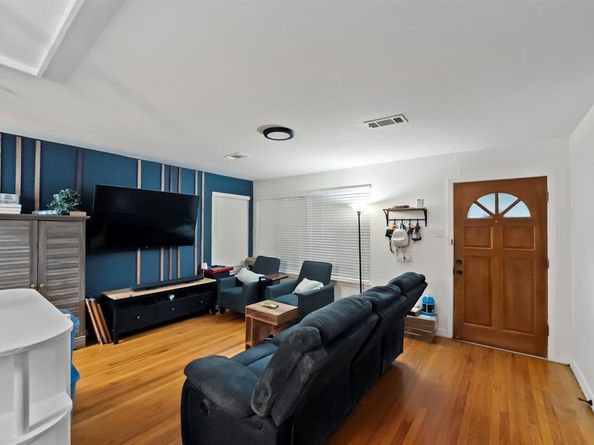 3035  Lasca Street , Dallas Texas 75227