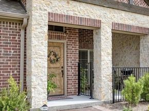 883  Birds Fort Trail , Arlington Texas 76005