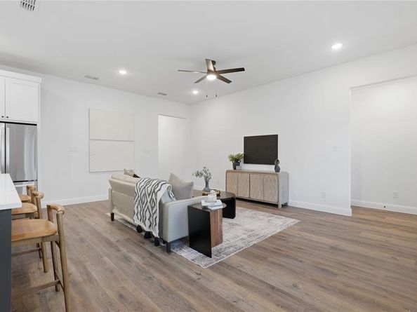 1404  Strickland Street , Dallas Texas 75216