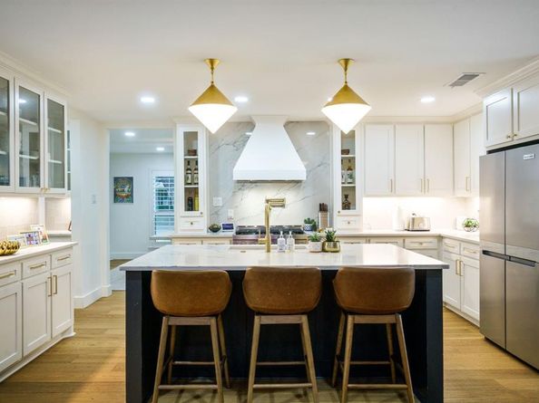 7423  Tangleglen Drive , Dallas Texas 75248