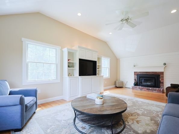 24 Enfield Dr, Andover MA 01810