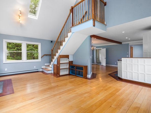 84 High St, Upton MA 01568