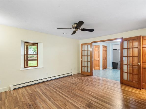 84 High St, Upton MA 01568