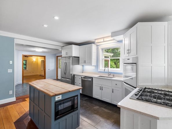 84 High St, Upton MA 01568