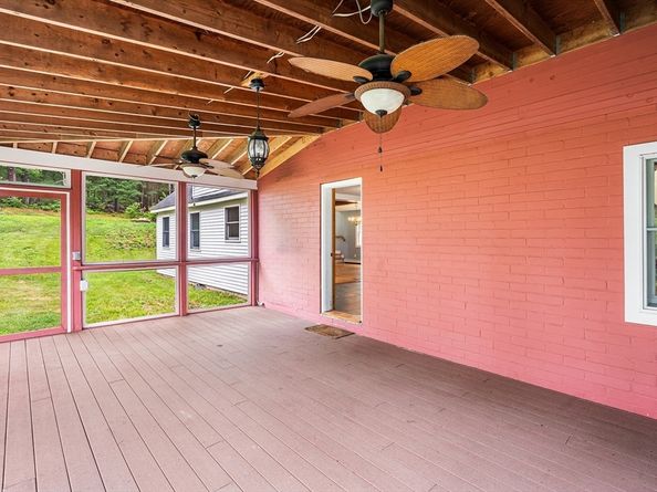 84 High St, Upton MA 01568
