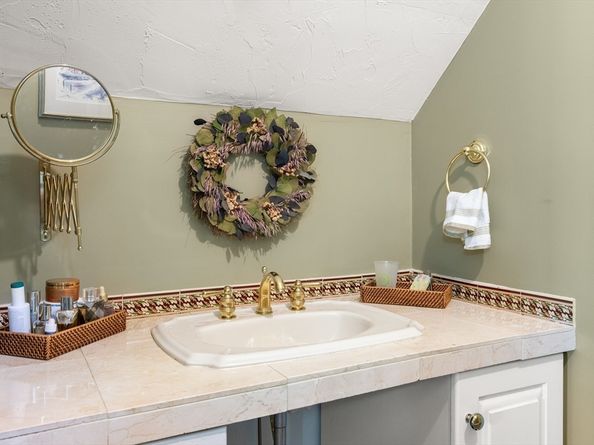 32 Pleasant St, Milton MA 02186