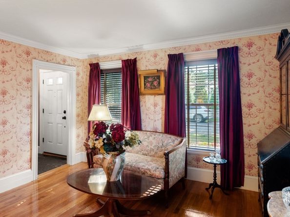 32 Pleasant St, Milton MA 02186
