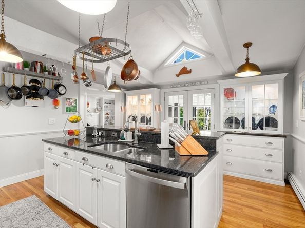 32 Pleasant St, Milton MA 02186