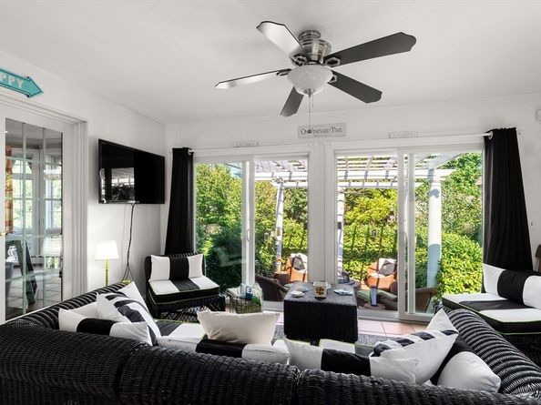 32 Pleasant St, Milton MA 02186