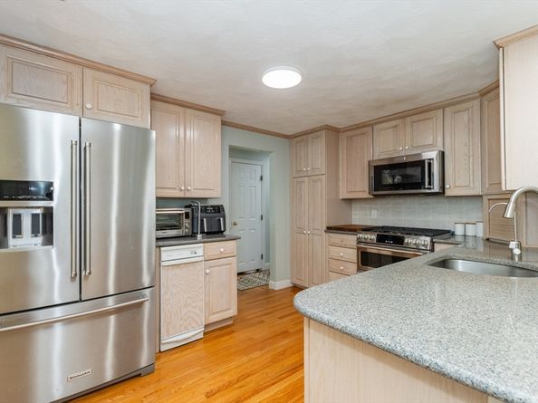 28 Hart St, Burlington MA 01803