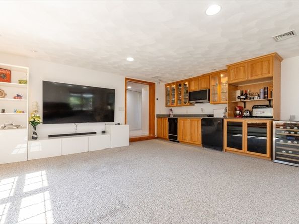 28 Hart St, Burlington MA 01803