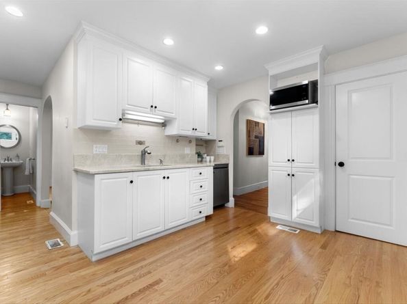 51 Bourne St 51, Newton MA 02466