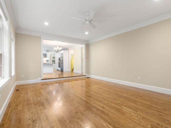 78 Hunnewell St, Wellesley MA 02481