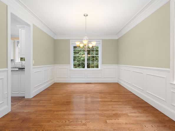 78 Hunnewell St, Wellesley MA 02481