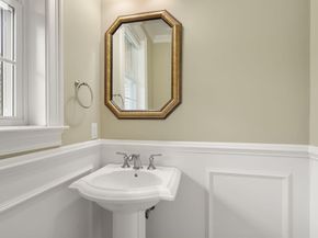 78 Hunnewell St, Wellesley MA 02481
