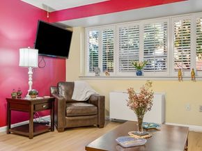 20 Hammond Pond Pkwy 18, Newton MA 02467