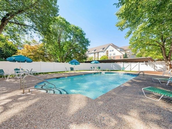20 Hammond Pond Pkwy 18, Newton MA 02467