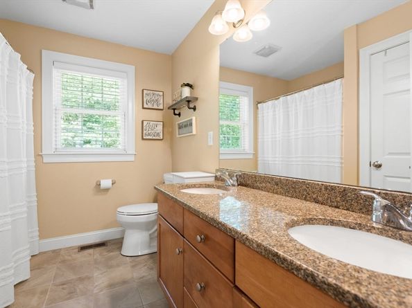 122 Carlisle Rd, Westford MA 01886
