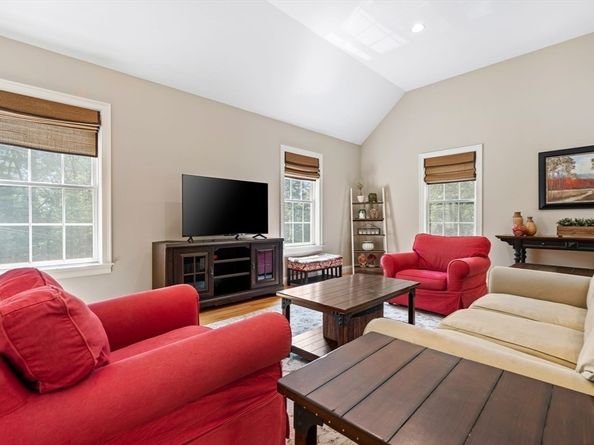 122 Carlisle Rd, Westford MA 01886