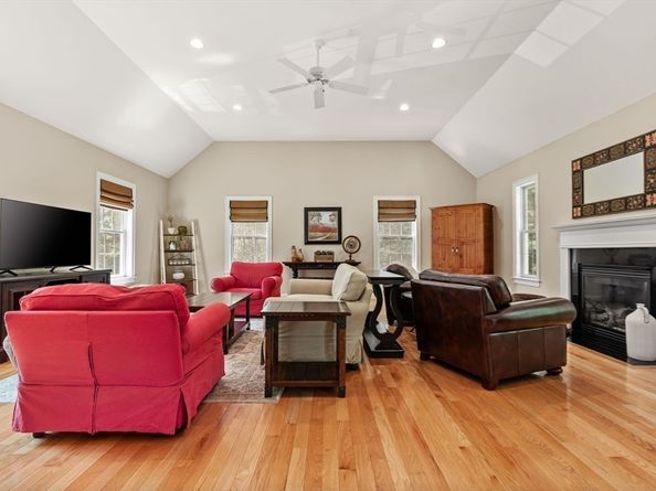 122 Carlisle Rd, Westford MA 01886