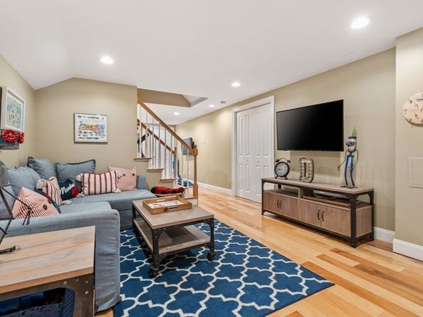 122 Carlisle Rd, Westford MA 01886