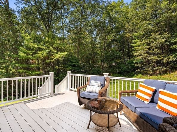 122 Carlisle Rd, Westford MA 01886