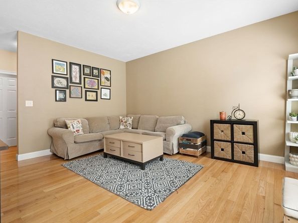 122 Carlisle Rd, Westford MA 01886