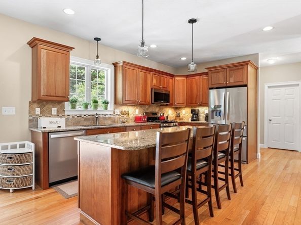 122 Carlisle Rd, Westford MA 01886