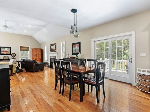122 Carlisle Rd, Westford MA 01886