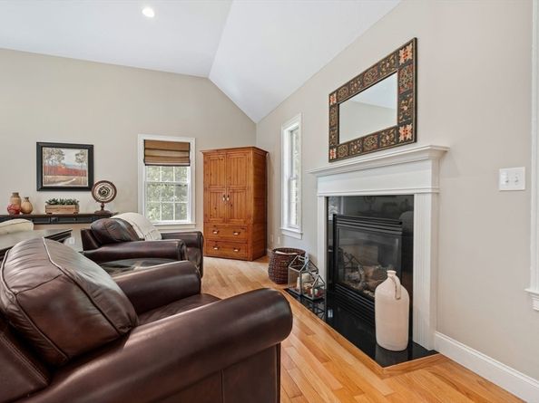 122 Carlisle Rd, Westford MA 01886